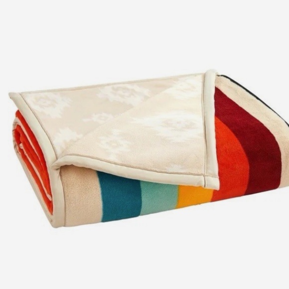 Pendleton Reversible Plush Throw Blanket, Soft, Cozy, Polyester 50" x 70" New - Picture 4 of 4